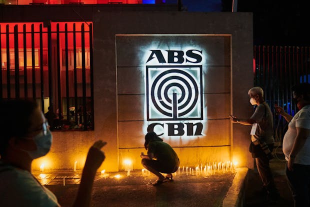 Supporters and other media persons gather in front of ABS-CBN's main office (Photo by Jes Aznar/Getty Images)