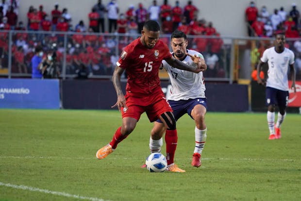 Eric Davis of Panama battles for possession with Sebastian Lletget of USA (Photo by Eliecer Aizprúa Banfield/Getty Images)