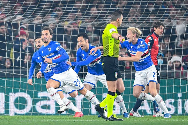 Manolo Gabbiadini of Sampdoria (2nd from L) celebrates with teammates after scoring during Serie A match v Genoa on December 10, 2021 (by Getty Images)
