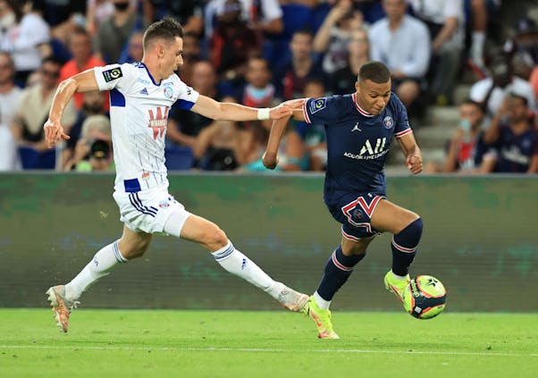 Kylian Mbappe of PSG (R) in action against Strasbourg (Photo by David Rogers/Getty Images)