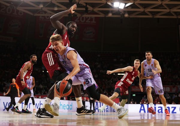 R. Jokubaitis of FC Barcelona Basquet drives to basket during EuroLeague match against FC Bayern Muenchen Basketball (by Adam Pretty/Getty Images)
