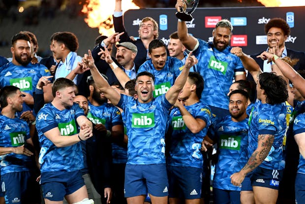 The Blues celebrate after winning the Super Rugby Trans-Tasman Final match between the Blues and the Highlanders at Eden Park on June 19, 2021 in Auckland. (Photo by Hannah Peters/Getty Images)