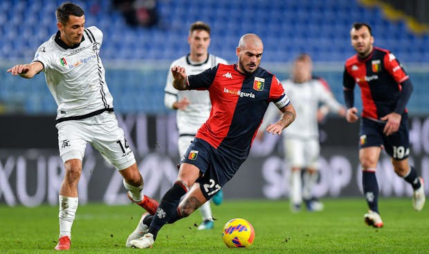 Stefano Sturaro of Genoa and Jakub Kiwior of Spezia vie for the ball (Photo by Getty Images)