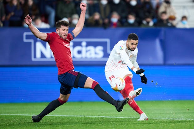 Youssef En-Nesyri of Sevilla shoots during the LaLiga match at Osasuna on February 5, 2022 (by Juan Manuel Serrano Arce/Getty Images)