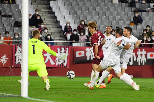 Yuya Osako of Vissel Kobe scores his side's third goal against Melbourne Victory (Photo by Masashi Hara/Getty Images)