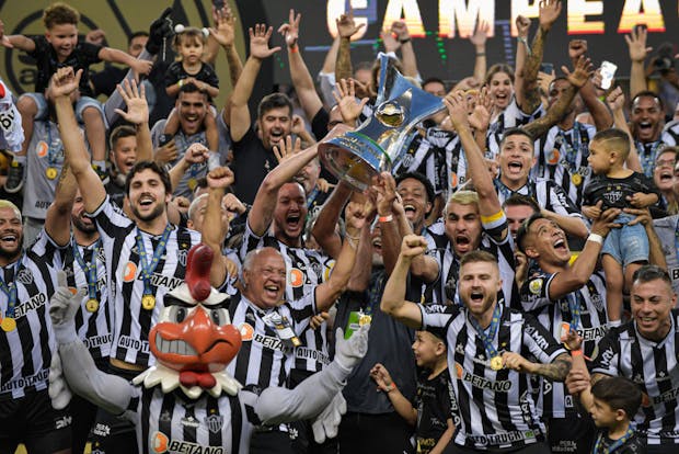 Atletico Mineiro celebrate with the trophy after winning the 2021 Campeonato Brasileiro Série A title (by Pedro Vilela/Getty Images)