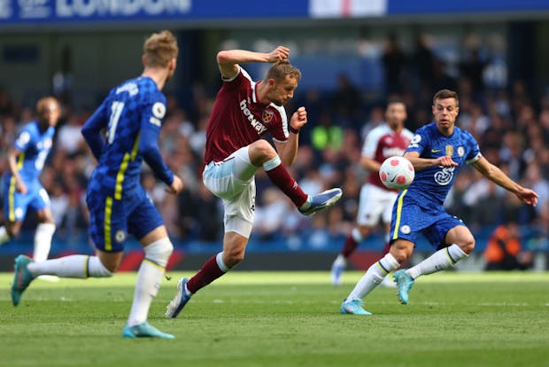 West Ham United's Czech midfielder, Tomas Soucek, controls the ball during the Premier League match against Chelsea on April 24, 2022 (by Clive Rose/Getty Images)