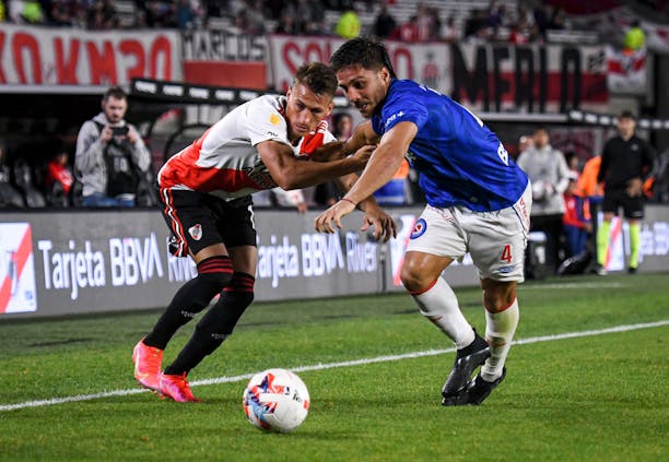 Braian Romero of River Plate fights for the ball with Kevin Mac Allister of Argentinos Juniors during a match between River Plate and Argentinos Juniors (Photo by Marcelo Endelli/Getty Images)