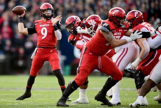 The Universities of Cincinnati and Houston compete in the 2021 American Athletic Conference title game. (Photo by Emilee Chinn/Getty Images)