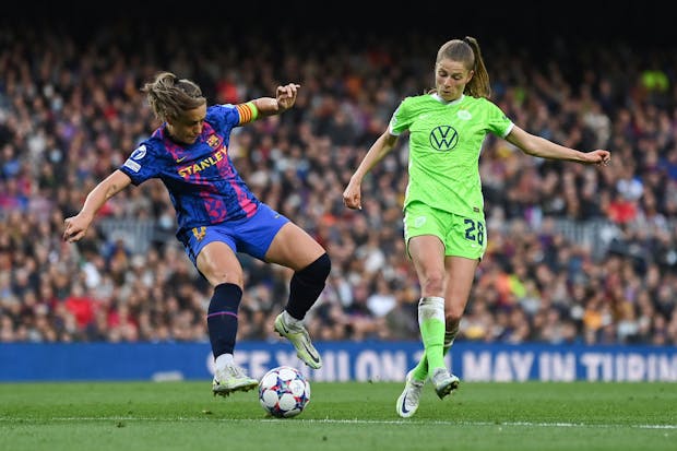 Alexia Putellas of FC Barcelona and Tabea Wassmuth of VfL Wolfsburg battle for the ball (Photo by David Ramos/Getty Images)