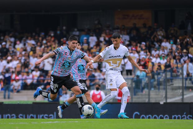 Miguel Tapias (L) of Pachuca battles for the ball against Jorge Ruvalcaba (R) of Pumas during a Torneo Grita Mexico C22 Liga MX match on May 1, 2022 (by Manuel Velasquez/Getty Images)