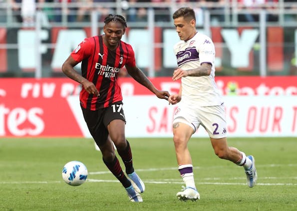 MILAN, ITALY - MAY 01: Rafael Leao of AC Milan is challenged by Lucas Martinez Quarta of ACF Fiorentina during the Serie A match between AC Milan and ACF Fiorentina at Stadio Giuseppe Meazza on May 01, 2022 in Milan, Italy. (Photo by Marco Luzzani/Getty Images)