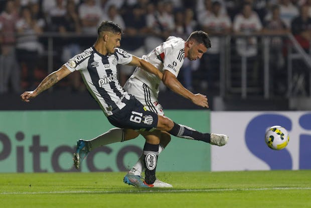 Velázquez of Santos fights for the ball with Jonathan Calleri of Sao Paulo during the Brasileirao Serie A match on May 2, 2022 (by Ricardo Moreira/Getty Images)