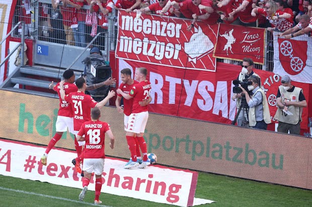 Marcus Ingvartsen of FSV Mainz 05 celebrates after scoring against Eintracht Frankfurt on May 14, 2022 (by Alex Grimm/Getty Images)