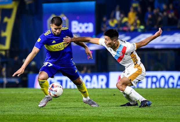 Marcelo Weigandt of Boca Juniors fights for the ball with Facundo Kruspzky of Arsenal (Photo by Marcelo Endelli/Getty Images)
