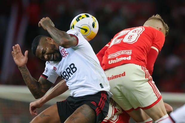 Marinho of Flamengo and Pedro Henrique of Internacional fight for the ball during the Brasileirao Serie A match on June 11, 2022 (by Silvio Avila/Getty Images)