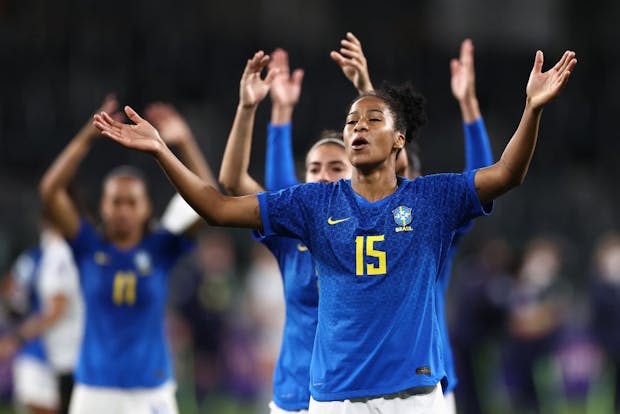 Tainara De Souza Da Silva of Brazil and team mates thank fans (Photo by Cameron Spencer/Getty Images)