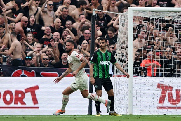 Olivier Giroud of AC Milan celebrates after scoring his team's second goal during the Serie A match at US Sassuolo on May 22, 2022 (by Chris Ricco/Getty Images)