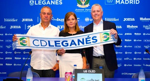Felipe Moreno (l) and Victoria Pavón, outgoing owners of Spanish football club Leganés, with incoming owner Jeff Luhnow. (Leganés)