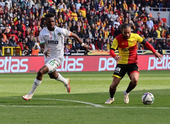 Halil Akbunar (R) of Goztepe and Chidozie Awaziem (L)  of Alanyaspor during the Turkish Super Lig match on March 19, 2022 (by Seskim Photo/MB Media/Getty Images)