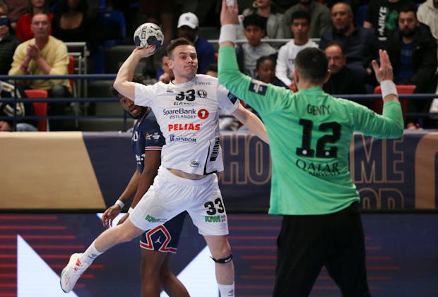 Sindre Heldal of Elverum and goalkeeper of PSG Handball, Yann Genty, during the EHF Champions League match on April 7, 2022 (by John Berry/Getty Images)