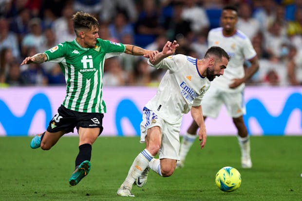 Daniel Carvajal of Real Madrid battles for the ball with Rodri Sanchez of Real Betis during the LaLiga match on May 20, 2022 (by Diego Souto/Quality Sport Images/Getty Images)