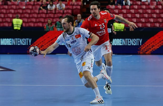 Christian O'Sullivan of SC Magdeburg with Ole Rahmel of SL Benfica in action during the EHF European League final  on May 29, 2022 (by Gualter Fatia/Getty Images)