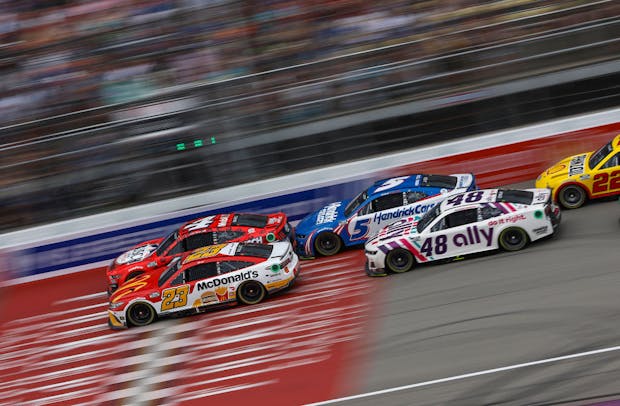 Drivers race during the Nascar Cup Series FireKeepers Casino 400 at Michigan International Speedway on August 7, 2022 (by Sean Gardner/Getty Images)