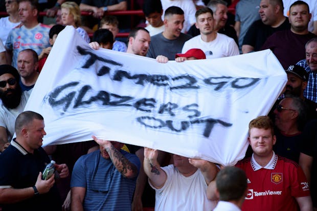 Manchester United fans holding an anti-Glazer banner during the Premier League match at Brentford FC on August 13, 2022 (by Visionhaus/Getty Images)