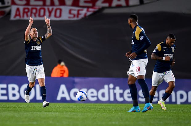 Pablo Lavandeira (L) of reigning Liga 1 champion Alianza Lima celebrates (by Marcelo Endelli/Getty Images)