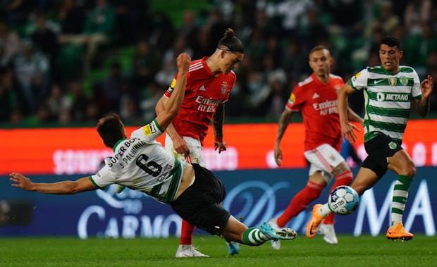 Benfica takes on Sporting CP in a Primeira Liga match on April 17, 2022 (by Gualter Fatia/Getty Images)