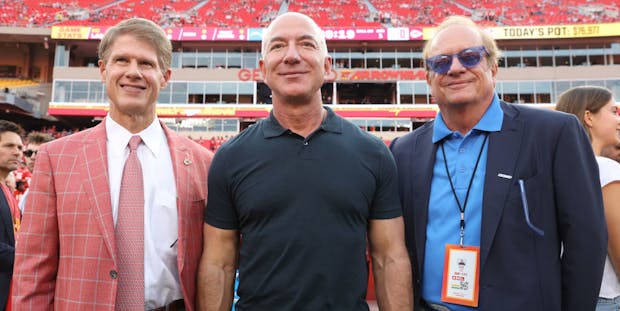 Jeff Bezos (c), flanked by Clark Hunt (l), owner of the Kansas City Chiefs, and Los Angeles Chargers owner Dean Spanos (r). (Jamie Squire/Getty Images)