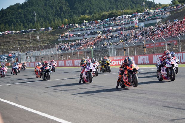 Riders start from the grid during the MotoGP of Japan race at Twin Ring Motegi on September 25, 2022 (by Mirco Lazzari gp/Getty Images)