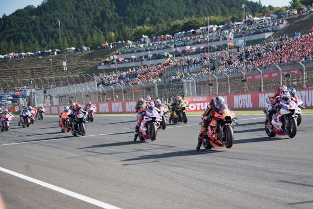 Riders start from the grid during the MotoGP of Japan race at Twin Ring Motegi on September 25, 2022 (by Mirco Lazzari gp/Getty Images)