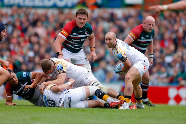 Dan Robson of Wasps passes the ball during the Premiership match against Leicester Tigers on June 4, 2022 (by Malcolm Couzens/Getty Images)
