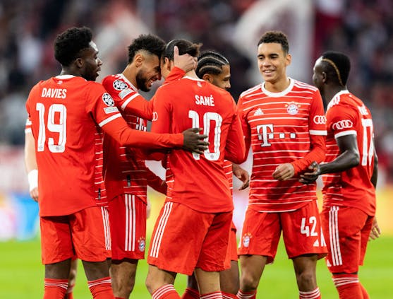 Leroy Sane of FC Bayern Munich celebrates with teammates. (by Boris Streubel/Getty Images)