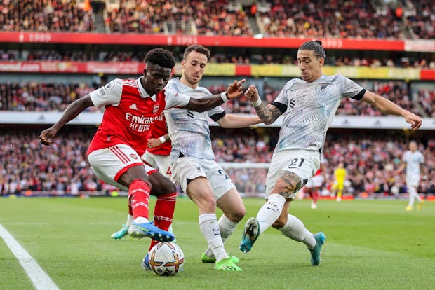 Diogo Jota and Kostas Tsimikas of Liverpool close down Bukayo Saka of Arsenal during the Premier League match on October 9, 2022 (by Robin Jones/Getty Images)
