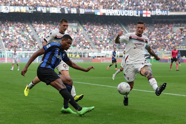 Pasquale Mazzocchi of Salernitana attempts to block a cross from Denzel Dumfries of Inter Milan (by Jonathan Moscrop/Getty Images)