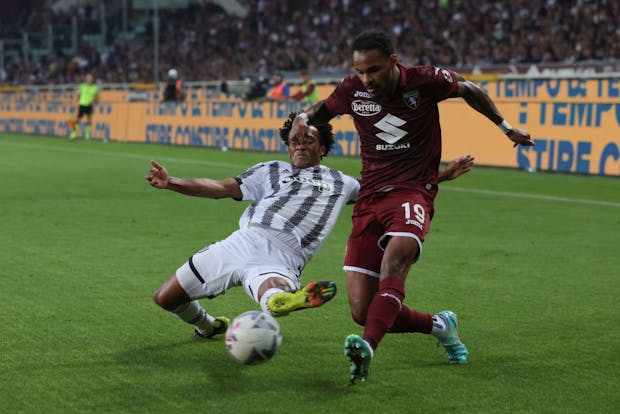 Juan Cuadrado of Juventus challenges Valentino Lazaro of Torino during the Serie A match on October 15, 2022 (by Jonathan Moscrop/Getty Images)