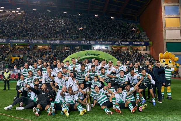 Sporting Lisbon players celebrate after winning 2021-22 Allianz Cup (Photo by Jose Manuel Alvarez/Quality Sport Images/Getty Images)