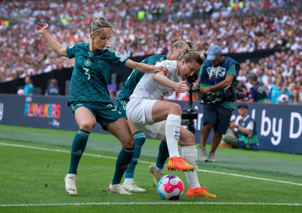 Ellen White of England and Kathrin-Julia Hendrich of Germany in action during the Uefa Women's Euro 2022 final (by Visionhaus/Getty Images)