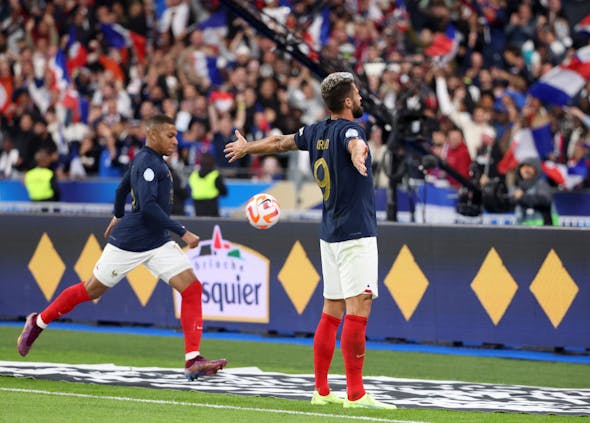 Olivier Giroud celebrates his goal with Kylian Mbappe during France's Uefa Nations League match against Austria on September 22, 2022 (by Jean Catuffe/Getty Images)