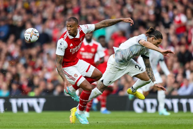 Gabriel of Arsenal and Darwin Núñez of Liverpool during the Premier League match on October 9, 2022 (by Robin Jones/Getty Images)