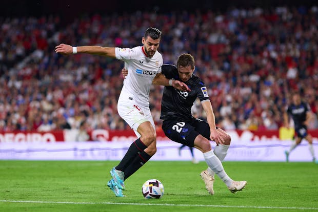 Rafa Mir of Sevilla competes for the ball with Pacheco of Real Sociedad during the LaLiga match on November 9, 2022 (by Fran Santiago/Getty Images)
