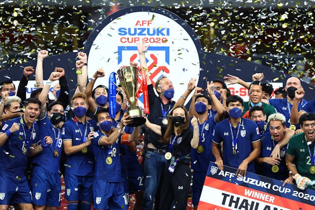 The Thai team celebrates with the trophy after winning the AFF Suzuki Cup final against Indonesia (Photo by Yong Teck Lim/Getty Images)
