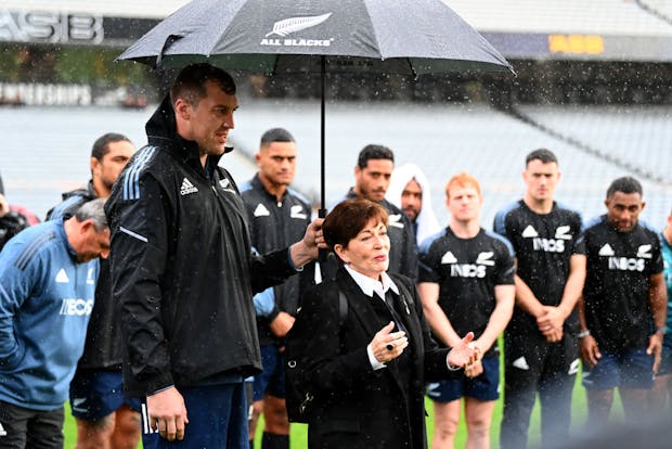 Patsy Reddy speaks to members of the Black Ferns and All Blacks teams in September 2022 (by Hannah Peters/Getty Images)