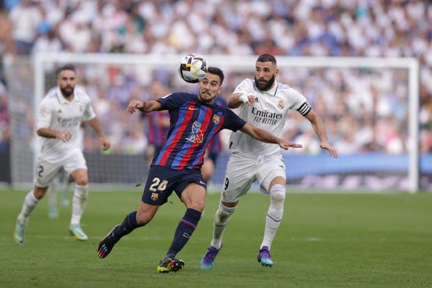 Eric Garcia of Barcelona competes for ball with Karim Benzema of Real Madrid during LaLiga match on October 16, 2022 (by Gonzalo Arroyo Moreno/Getty Images)