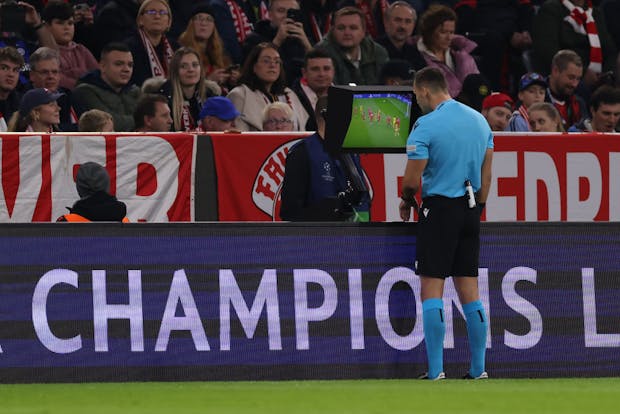 Referee Ivan Kruzliak checks the VAR monitor during the Uefa Champions League match between Bayern München and Internazionale on November 1, 2022 (by Jonathan Moscrop/Getty Images)