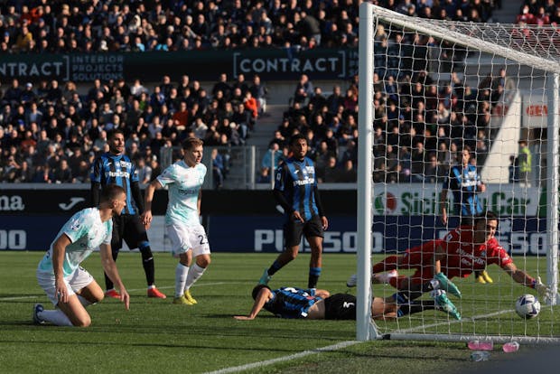 Edin Dzeko of Inter Milan scores during the Serie A match against Atalanta on November 13, 2022 (by Jonathan Moscrop/Getty Images)