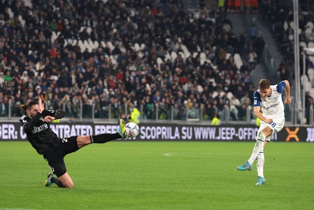 Adrien Rabiot of Juventus attempts to block a shot from Toma Basic of SS Lazio during the Serie A match on November 13, 2022 (by Jonathan Moscrop/Getty Images)